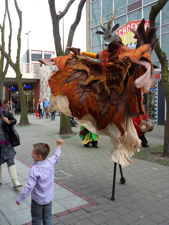 Hartenbeesten op Stelten, steltentheater, stelten act, Govers Evenementen steltentheater, steltenloper, steltenlopers, Herten op stelten, straattheater, steltenact, steltentheater, dierentuin, dieren op stelten, artiesten boeken, theater voor kinderen, Govers Evenementen