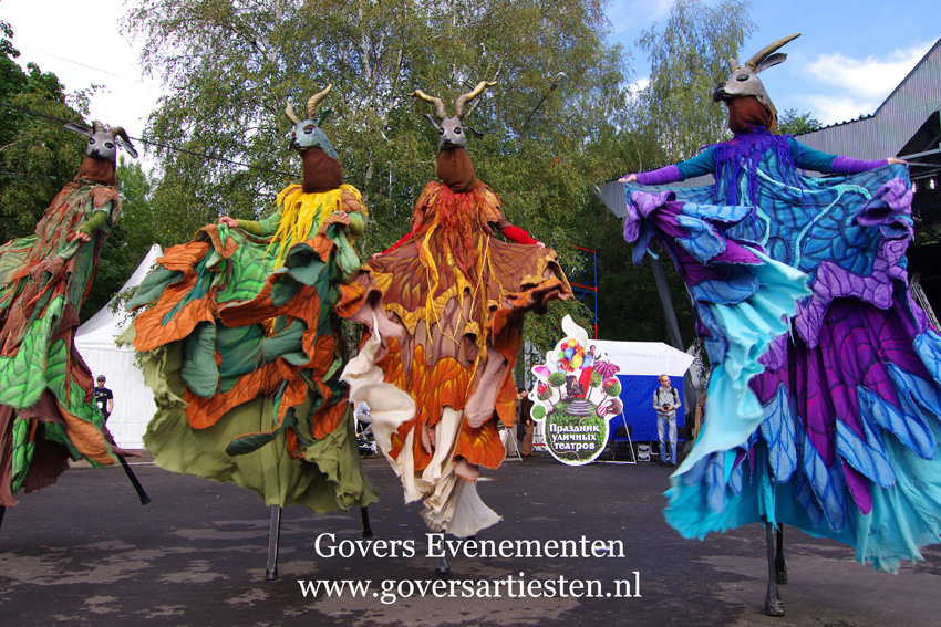 Hartenbeesten op Stelten, steltentheater, stelten act, Govers Evenementen steltentheater, steltenloper, steltenlopers, Herten op stelten, straattheater, steltenact, steltentheater, dierentuin, dieren op stelten, artiesten boeken, theater voor kinderen, Govers Evenementen