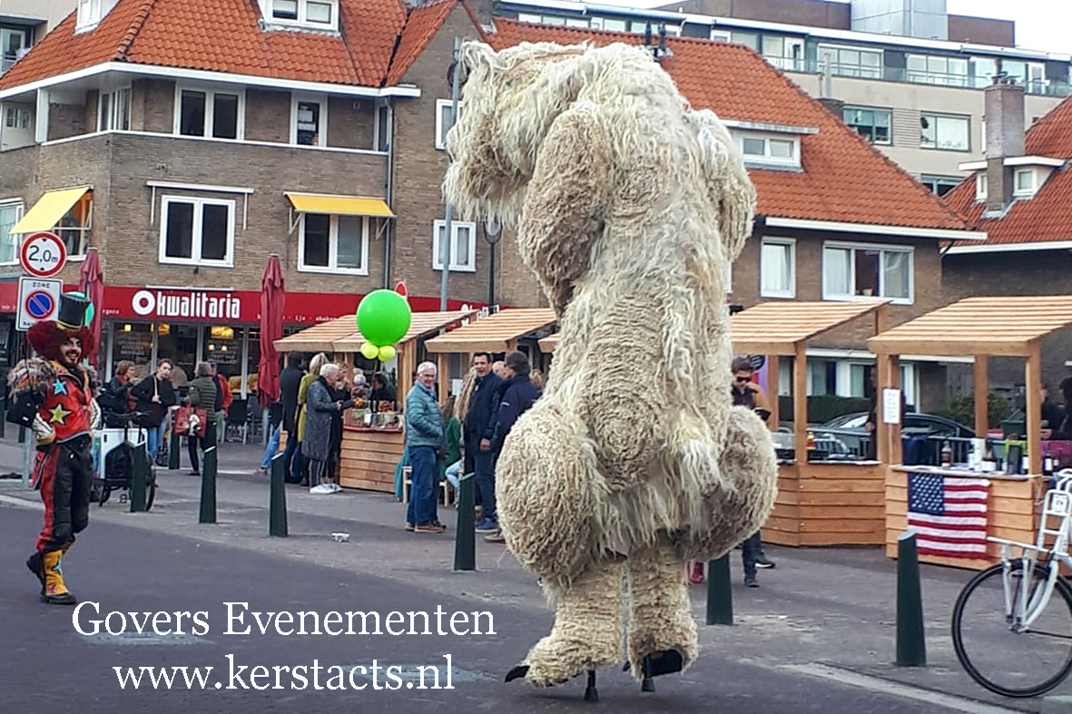 De grote IJsbeer op stelten, Govers Evenementen Straattheater, dierentuin, theater met dieren, artiesten boeken, theater voor kinderen, steltenact, dierenvriendelijk, ijsbeer, themafeest, thema act, Govers Evenementen