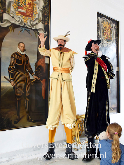Rembrandt schilders op stelten Rembrandt op stelten, straattheater, Nachtwacht, steltenlopers, steltentheater, steltenact, act, kunstschilders op stelten, artiesten boeken, ontvangst act, thema feest, animatie act, schilderkunst, portret op stelten, Govers Evenementen