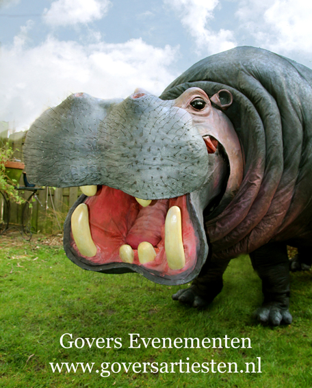 Nijlpaard Nellie Straattheater, dierentuin, theater met dieren, artiesten boeken, theater voor kinderen, steltenact, dierenvriendelijk, hippo, nijlpaard, themafeest, festival, thema act, Govers Evenementen