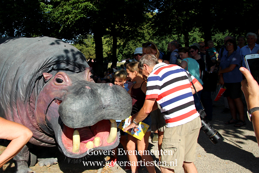 Nijlpaard Nellie Straattheater, dierentuin, theater met dieren, artiesten boeken, theater voor kinderen, steltenact, dierenvriendelijk, hippo, nijlpaard, themafeest, festival, thema act, Govers Evenementen