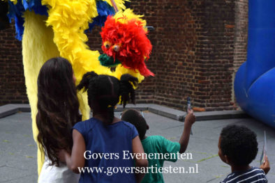 Circus struisvogel Govers Evenementen Circusact, struisvogel, act met dieren, act voor kinderen, kindertheater, Steltenlopers, steltenacts, steltenloper, steltentheater, stelten act, artiesten boeken, artiestenbureau, straattheater acts, thema feest, Govers Evenementen