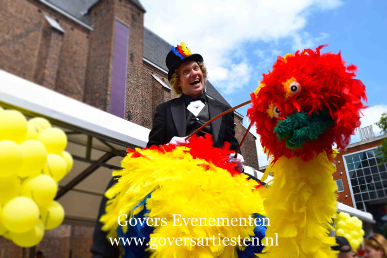 Circus struisvogel Govers Evenementen Circusact, struisvogel, act met dieren, act voor kinderen, kindertheater, Steltenlopers, steltenacts, steltenloper, steltentheater, stelten act, artiesten boeken, artiestenbureau, straattheater acts, thema feest, Govers Evenementen