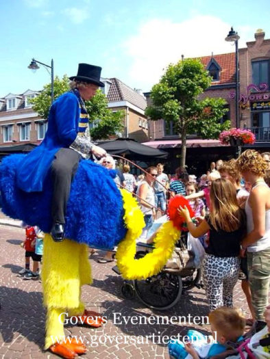 Circus struisvogel Govers Evenementen Circusact, struisvogel, act met dieren, act voor kinderen, kindertheater, Steltenlopers, steltenacts, steltenloper, steltentheater, stelten act, artiesten boeken, artiestenbureau, straattheater acts, thema feest, Govers Evenementen