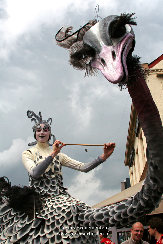 Struisvogel op Stelten, straattheater, steltentheater, Govers Evenementen steltentheater, steltenloper, steltenlopers, Struisvogel op stelten, straattheater, steltenact, steltentheater, dierentuin, dieren op stelten, artiesten boeken, theater voor kinderen, Govers Evenementen