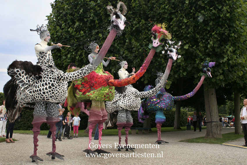 Struisvogel op Stelten, straattheater, steltentheater, Govers Evenementen steltentheater, steltenloper, steltenlopers, Struisvogel op stelten, straattheater, steltenact, steltentheater, dierentuin, dieren op stelten, artiesten boeken, theater voor kinderen, Govers Evenementen