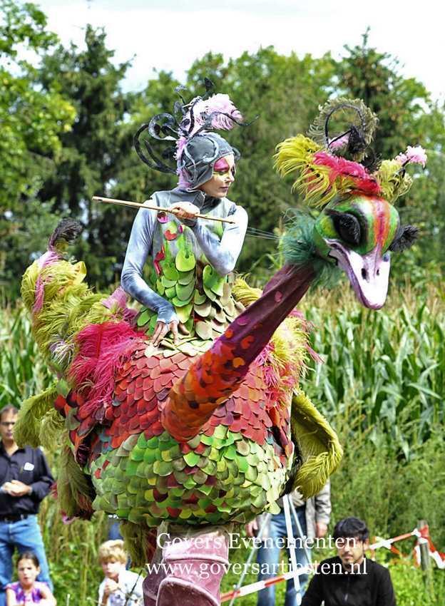 Struisvogel op Stelten, straattheater, steltentheater, Govers Evenementen steltentheater, steltenloper, steltenlopers, Struisvogel op stelten, straattheater, steltenact, steltentheater, dierentuin, dieren op stelten, artiesten boeken, theater voor kinderen, Govers Evenementen