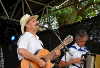 Corazon, Spaans muzikant ensemble, Govers Evenementen muzikant Corazon met vurige Spaanse rumba's, swingende Cubaanse son overgoten met een salsa van passionele Mexicaanse levensliederen, muzikant boeken, duo muzikanten, trio muziek, muzikantentrio, Spaanse muziek, Mexicaanse muziek, samba, Italiaanse muziek, thema feest, thema muziek, gitaar muziek, accordeon, Govers Evenementen