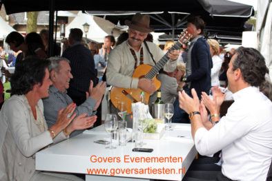 Corazon, Spaans muzikant ensemble, Govers Evenementen muzikant Corazon met vurige Spaanse rumba's, swingende Cubaanse son overgoten met een salsa van passionele Mexicaanse levensliederen, muzikant boeken, duo muzikanten, trio muziek, muzikantentrio, Spaanse muziek, Mexicaanse muziek, samba, Italiaanse muziek, thema feest, thema muziek, gitaar muziek, accordeon, Govers Evenementen