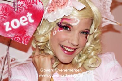 Straattheateract Meer Liefde in het Leven straattheater, act, meer liefde in het leven, winkelcentrum promotie, thema act, thema artiesten, artiesten boeken, Govers Evenementen