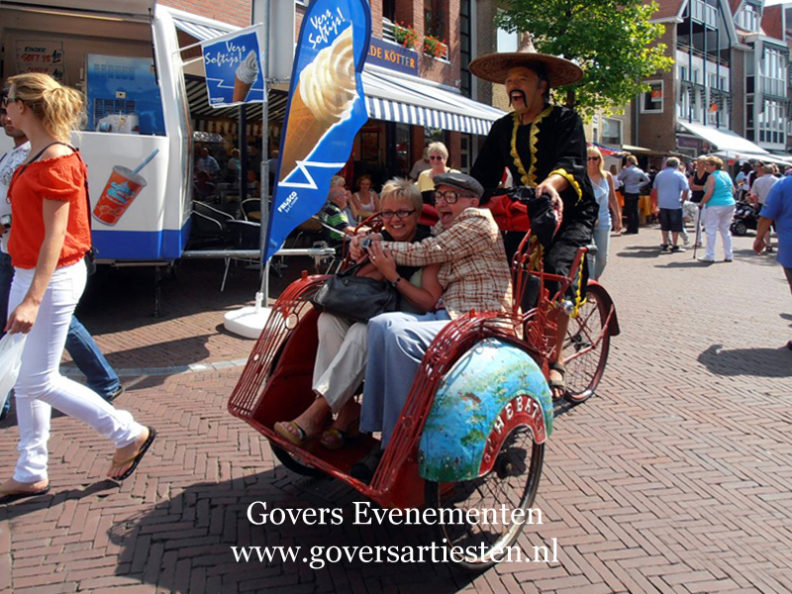 Schoenpoetser Komiek en Riksjaaa, Govers Evenementen Oosters Entertainment, artiesten boeken, komiek, acteur, vervoer, straattheater, act, humor op uw feest, acteur gezocht, vermaak, thema feest, Govers Evenementen