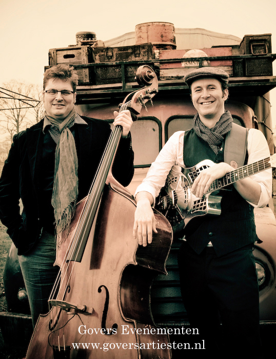 The Barclay Brothers - akoestisch muziekduo, Govers Evenementen jaren 30 muziek, jaren 40 muziek, muziektrio, coverband, Nostalgische muziek, big band, swing periode, bevrijdingsmuziek, artiesten boeken, artiestenbureau, entertainment, straattheater muzikant, themafeest, thema bevrijding, Vliegeniers, D-Day, juni 44, Bevrijdingsfeest, looporkest muziek, muziektrio, muziekduo, bevrijdingsfeesten, bevrijding 75 jaar, leger, jazzmuziek, looporkest, opening, optocht muzikanten, jaren 40 band, Govers Evenementen