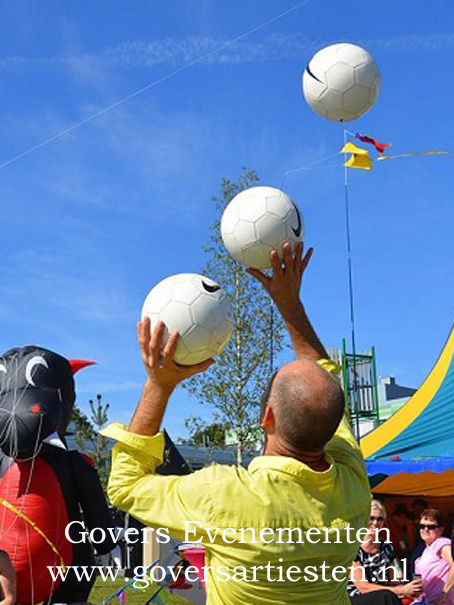 01 Voetbaljongleur - Acrobatiek Entertainment, Govers Evenementen Straattheater, acrobatiek, jongleur, voorstelling, kindertheater, optreden artiesten, artiesten boeken, entertainment, straatvoorstelling, voetballen, voetbalvoorstelling, voetbalshow, show, straatshow, Voetbal Acrobatiek, Govers Evenementen