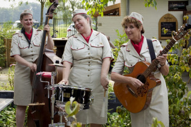 Wings Trio, Bevrijdings coverband, Govers Evenementen Andrew Sisters, muziektrio, Wings, coverband, Nostalgische muziek, big band, swing periode, bevrijdingsmuziek, artiesten boeken, artiestenbureau, entertainment, straattheater muzikant, themafeest, thema bevrijding, Vliegeniers, D-Day, juni 44, Bevrijdingsfeest, looporkest muziek, muziektrio, muziekduo, bevrijdingsfeesten, bevrijding 75 jaar, leger, jazzmuziek, looporkest, opening, optocht muzikanten, jaren 40 band, Govers Evenementen
