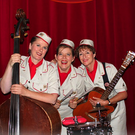 Andrew Sisters, muziektrio, Wings, coverband, Nostalgische muziek, big band, swing periode, bevrijdingsmuziek, artiesten boeken, artiestenbureau, entertainment, straattheater muzikant, themafeest, thema bevrijding, Vliegeniers, D-Day, juni 44, Bevrijdingsfeest, looporkest muziek, muziektrio, muziekduo, bevrijdingsfeesten, bevrijding 75 jaar, leger, jazzmuziek, looporkest, opening, optocht muzikanten, jaren 40 band, Govers Evenementen
