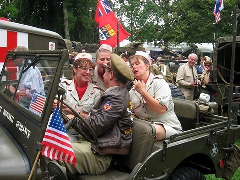 Wings Trio, Bevrijdings coverband, Govers Evenementen Andrew Sisters, muziektrio, Wings, coverband, Nostalgische muziek, big band, swing periode, bevrijdingsmuziek, artiesten boeken, artiestenbureau, entertainment, straattheater muzikant, themafeest, thema bevrijding, Vliegeniers, D-Day, juni 44, Bevrijdingsfeest, looporkest muziek, muziektrio, muziekduo, bevrijdingsfeesten, bevrijding 75 jaar, leger, jazzmuziek, looporkest, opening, optocht muzikanten, jaren 40 band, Govers Evenementen