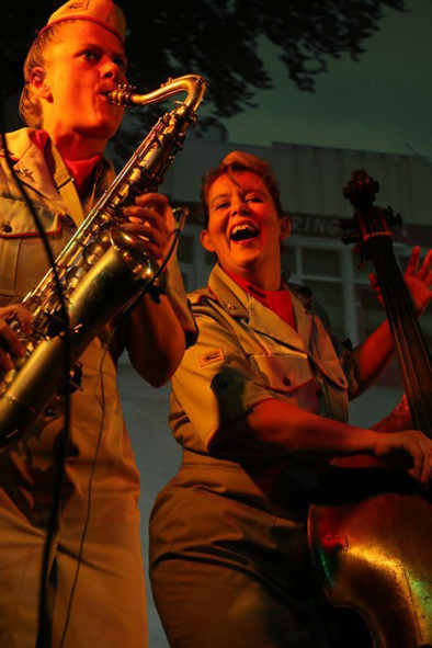 Wings Trio, Bevrijdings coverband, Govers Evenementen Andrew Sisters, muziektrio, Wings, coverband, Nostalgische muziek, big band, swing periode, bevrijdingsmuziek, artiesten boeken, artiestenbureau, entertainment, straattheater muzikant, themafeest, thema bevrijding, Vliegeniers, D-Day, juni 44, Bevrijdingsfeest, looporkest muziek, muziektrio, muziekduo, bevrijdingsfeesten, bevrijding 75 jaar, leger, jazzmuziek, looporkest, opening, optocht muzikanten, jaren 40 band, Govers Evenementen