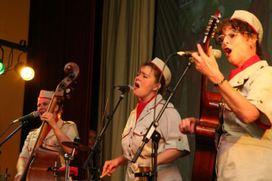 Andrew Sisters, muziektrio, Wings, coverband, Nostalgische muziek, big band, swing periode, bevrijdingsmuziek, artiesten boeken, artiestenbureau, entertainment, straattheater muzikant, themafeest, thema bevrijding, Vliegeniers, D-Day, juni 44, Bevrijdingsfeest, looporkest muziek, muziektrio, muziekduo, bevrijdingsfeesten, bevrijding 75 jaar, leger, jazzmuziek, looporkest, opening, optocht muzikanten, jaren 40 band, Govers Evenementen