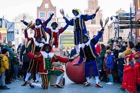 Sint en Piet show, pieten show, sinterklaas, acrobatiek pieten, december maand, sinterklaasfeest, themafeest, zwarte pieten, Spanje, Sinterklaasbeleving, Sinterklaasfeest, Govers Evenementen