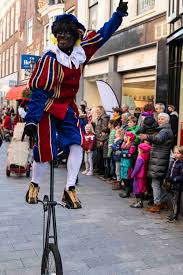 Sint en Piet show, pieten show, sinterklaas, acrobatiek pieten, december maand, sinterklaasfeest, themafeest, zwarte pieten, Spanje, Sinterklaasbeleving, Sinterklaasfeest, Govers Evenementen