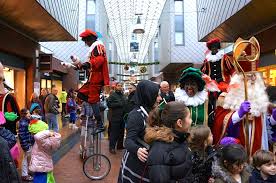 Sint en Piet show, pieten show, sinterklaas, acrobatiek pieten, december maand, sinterklaasfeest, themafeest, zwarte pieten, Spanje, Sinterklaasbeleving, Sinterklaasfeest, Govers Evenementen