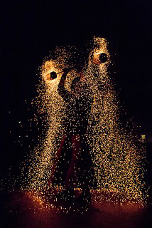 De vuurshow van de Vuurdansers, Govers Evenementen, www.goversartiesten.nl De vuurshow van de Vuurdansers zorgt voor een geweldig sensationeel schouwspel, Vuuranimatie, trucs met vuur, Vuuranimatie Vuurvreten, Vuurspuwer boeken, vuurspugen, vuurspuger, fakir, vuur entertainment, vuuract, act met vuur, Vuurshow, vuur jongleren, evenement organiseren, festival artiesten, entertainment, animatie acts, animatieact, Straattheater, straatartiesten, artiesten boeken, artiestenbureau, artiestenburo, themafeest, Govers Evenementen, www.goversartiesten.nl