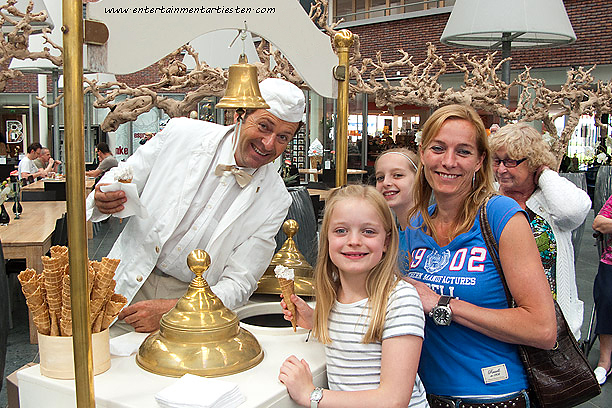 Heerlijke ijsjes die door deze zanger zingend uitgedeeld worden tijdens huwelijksfeest, ijscoman, Govers Evenementen, www.goversartiesten.nl Huwelijksfeest Entertainment, Heerlijke ijsjes die door deze zanger zingend uitgedeeld worden tijdens huwelijksfeest, ijscoman, culinair entertainment, catering act, Govers Evenementen, www.goversartiesten.nl