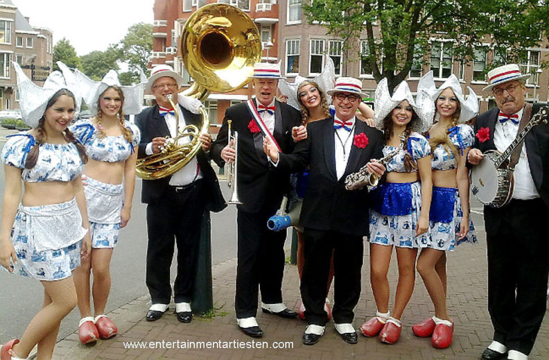 Entree-act , Dixielandband 't Looporkest speelt al 25 jaar bij openingen, entree, kick-offs. muziek, muzikanten boeken, fanfare, artiesten boeken, Dixieland looporkest, Govers Evenementen, www.goversartiesten.nl