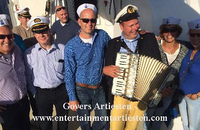 Nautische muziek, muzikanten, accordeonist, zeemansliederen, zeemans muziek, kapitein, havendagen, artiesten boeken, www.goversartiesten.nl