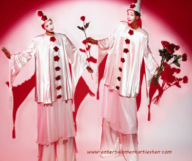 klassieke pierrot-achtige figuren op stelten, www.goversartiesten.nl klassieke pierrot-achtige figuren op stelten voor valentijndag of moederdag promotie stelten-act steltentheater, steltenact, steltenlopers, www.goversartiesten.nl