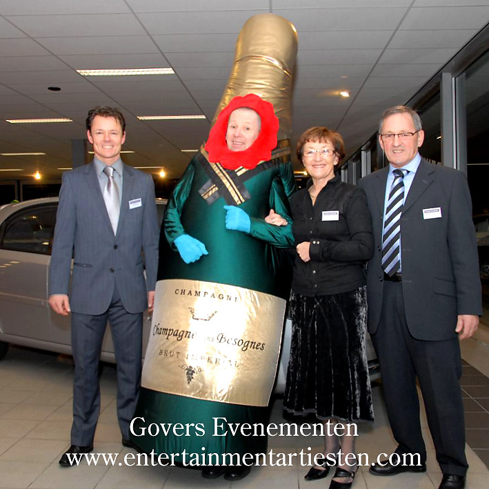 Acteur in een grote champagnefles maakt met iedereen een babbeltje: Humor, Catagorie Culinair Entertainment - Cateringact, horeca acts, thema feest, beurs & promotie acts, artiesten boeken, artiestenbureau, artiestenburo, alcohol, champagne act, Govers Evenementen, www.goversartiesten.nl