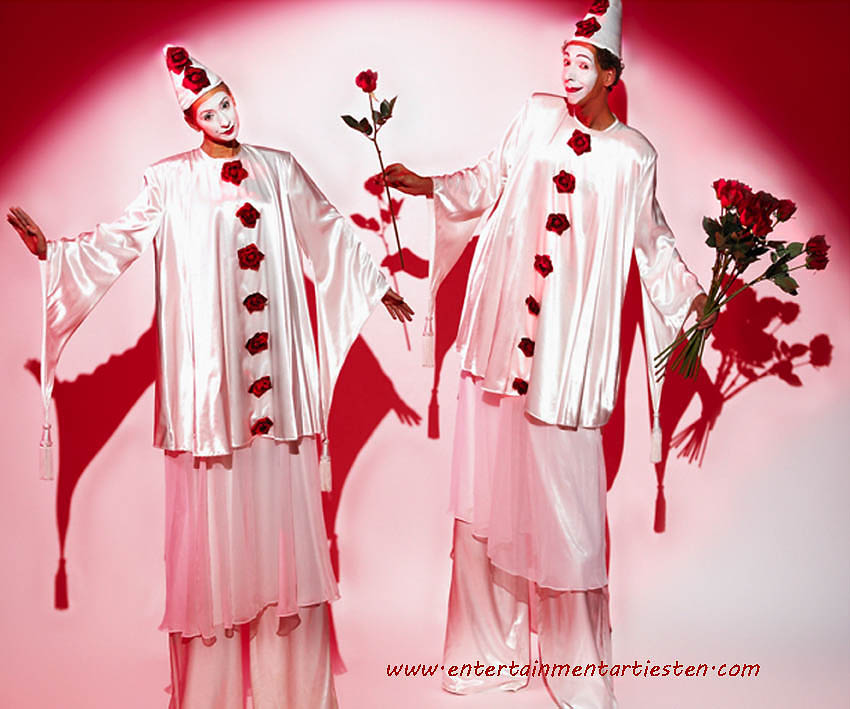 klassieke pierrot-achtige figuren op stelten, steltentheater, steltenact, steltenlopers, stelten, artiesten boeken, Govers Evenementen, www.goversartiesten.nl