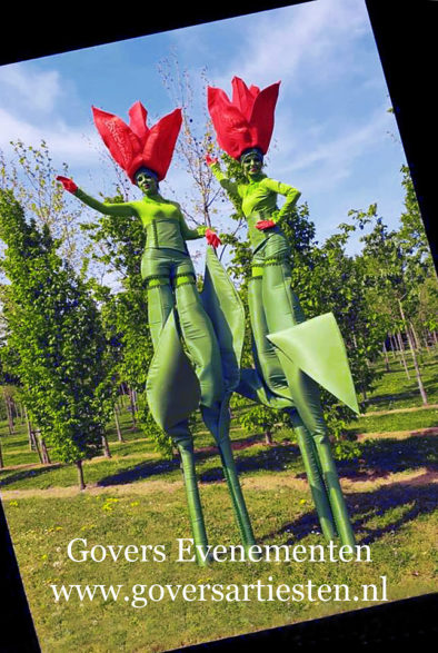 Tulpen act, Govers Evenementen, www.goversartiesten.nl openings act, Tulpen act, tulp, muziek op stelten, voorjaar, moederdag, winkelcentrum promotie, straattheater, themafeest, tulpenveld, selfies, tulp op stelten, tulips, tulip, Steltenlopers, steltenacts, steltenloper, steltentheater, stelten act, artiesten boeken, artiestenbureau, straattheater acts, thema feest, catering act, culinaire acts, beurs & promotie acts, bloemen op stelten, Govers Evenementen, www.goversartiesten.nl