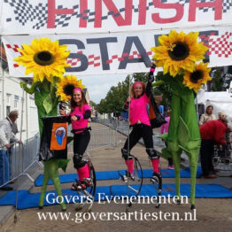 Stelten bloemen, bloemen op stelten, voorjaar, Govers Evenementen, www.goversartiesten.nl openings act, Tulpen act, tulp, tulpenact, Zonnebloemen op stelten, steltenbloemen, tulpen-act, bloemen act, bloemen-act, voorjaar, moederdag, winkelcentrum promotie, straattheater, themafeest, tulpenveld, selfies, tulp op stelten, tulips, tulip, Steltenlopers, steltenacts, steltenloper, steltentheater, stelten act, artiesten boeken, artiestenbureau, straattheater acts, thema feest, catering act, culinaire acts, beurs & promotie acts, bloemen op stelten, Govers Evenementen