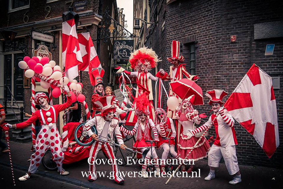 Parade, straattheater, steltenlopers, circus, clowns, muziek, artiesten boeken, straatheater zien, vrolijk theater, artiestenbureau, Govers Evenementen, www.goversartiesten.nl