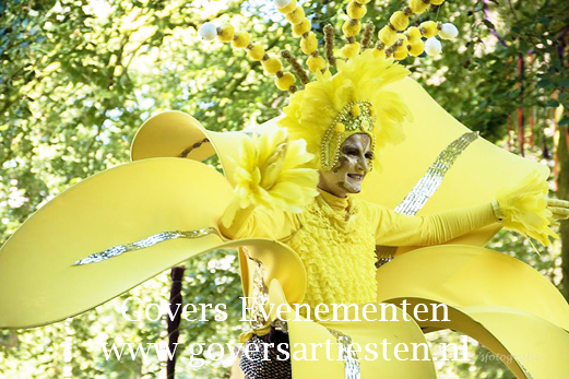 Steltenact steltenlopers act zonnebloemen en Narcissen op stelten is een oogverblindende verschijning: Steltenloper - Steltentheater Govers Evenementen, www.goversartiesten.nl