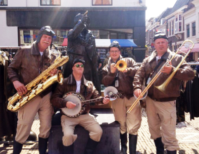 Bevrijdingsmuziek, Dixiemuziek, Bevrijdingsdagen, Looporkest - straatmuzikanten. De muzikanten van Dixie hebben een heel breed muziekrepertoire, muziekgroep, muzikanten inhuren, muziek boeken, Govers Evenementen, www.goversartiesten.nl