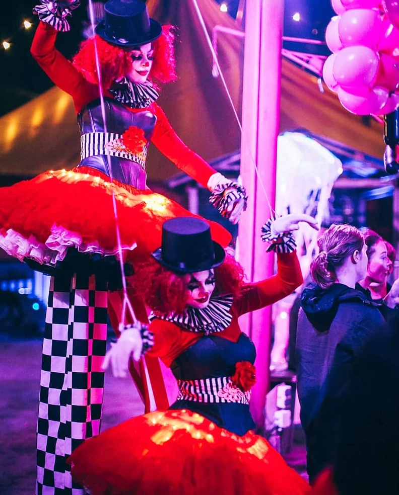 Circus clowntjes, duo steltenact, steltenlopers, steltentheater, stelten, circus thema, artiesten boeken, straattheater, circusthema, clowntjes stelten, kinder entertainment, entertainment voor kinderen, te boeken bij Govers Evenementen, www.goversartiesten.nl