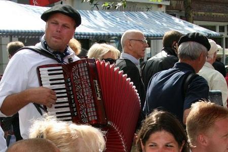 Orgeldraaier, accordeonist - straatmuzikant Hollandse deuntjes, Hollands entertainment, muzikanten, one man show, bandje, straattheater, accordeon, artiesten boeken, artiestenbureau, thema feest, opening act, Havendagen, zeemansmuziek, feest muziek, Govers Evenementen, www.goversartiesten.nl